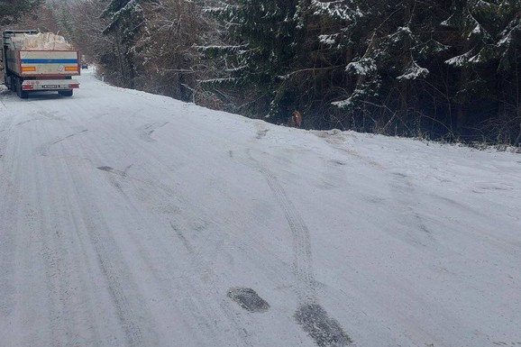 OVA DEONICA U SRBIJI TRENUTNO PREDSTAVLJA VELIKI RIZIK! Šleper preprečio put zbog opasne pojave, saobraćaj obustavljen (FOTO)