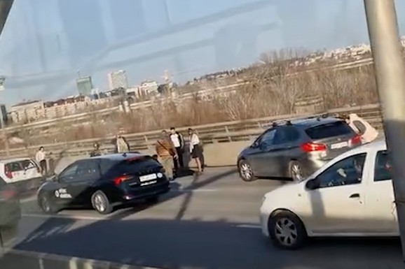 UDES NA MOSTU NA ADI Stvaraju se ogromne gužve u smeru ka gradu, veliki broj vozila stoji (VIDEO)