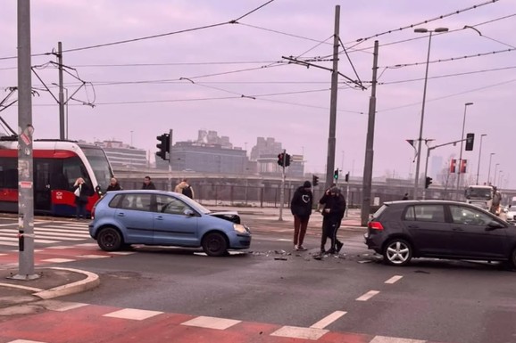 DELOVI AUTOMOBILA RASUTI PO PUTU Sudar dva vozila na Novom Beogradu (FOTO)