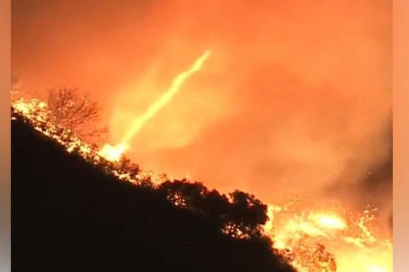 PAKAO NA ZEMLJI „Vatreni tornado“ bukti u Los Anđelesu, snimljen redak fenomen: Plameni vrtlog kulja iz zemlje, prizori su zastrašujući (VIDEO)