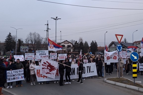 Studenti i građani blokirali saobraćaj na 15 minuta, odali poštu stradalima u Novom Sadu