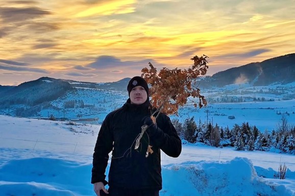 (FOTO) ISPOŠTOVAO OBIČAJ Sloba Radanović sa badnjakom u ruci čestitao Badnji dan SNAŽNIM REČIMA