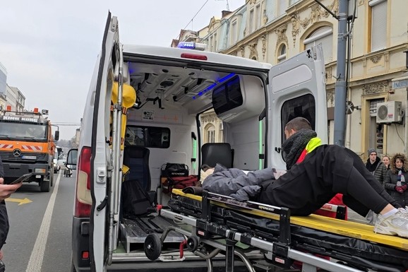 STUDENTKINJA (20) ZADRŽANA U BOLNICI Evo u kakvom je stanju devojka udarena u Ruzveltovoj ulici tokom odavanja pošte stradalima na Železničkoj stanici Novi Sad (VIDEO)