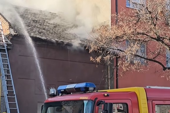 POŽAR U CENTRU PANČEVA Zapalila se kuća, vatrogasci na terenu (VIDEO)