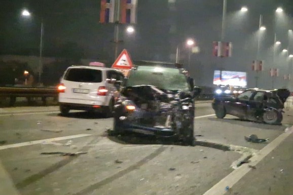 AUTOMOBIL PREPOLOVLJEN Teška saobraćajna nesreća na auto-putu prema Studentskom gradu: Delovi vozila rasuti na sve strane (FOTO/VIDEO)