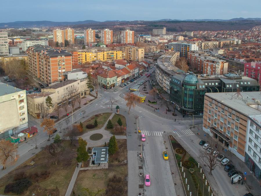 „NE GOJI SE PRASE UOČI BOŽIĆA“ Crno prase ispalo iz prikolice u centru Kragujevca, pa „uletelo“ u dvorište: Kad je došao usplahireni vlasnik, usledila JURNJAVA