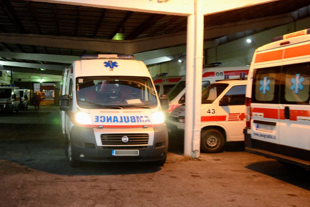 UŽAS U BATAJNICI, AUTOMOBIL POKOSIO ŽENU: U teškom stanju prevezena u bolnicu, stvari i obuća po putu