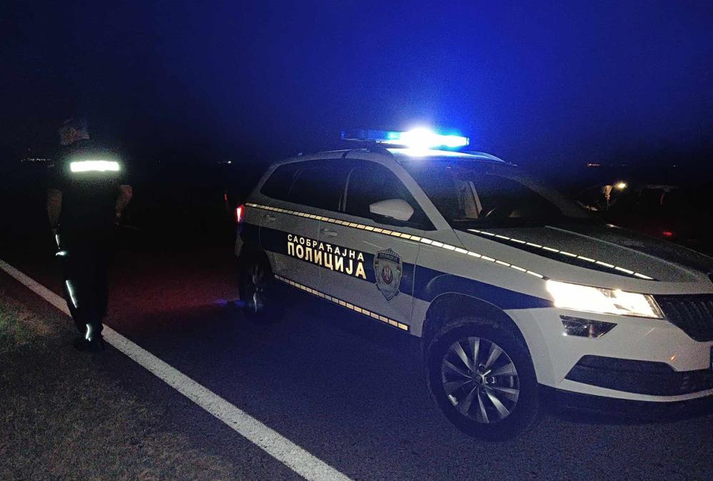 ULICA BLOKIRANA U OBA SMERA! Teška saobraćajka na Petlovom brdu: Sudarila se dva automobila, poprečili se na ulici – delovi na sve strane rasuti