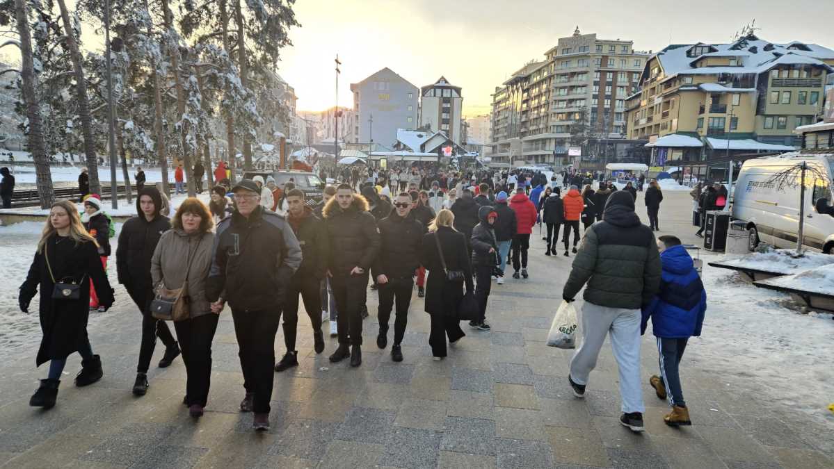 ZA VOŽNJU GONDOLOM ČEKA SE U DUGAČKOM REDU: Hit slike sa Zlatibora, dnevno na stazama preko 2.000 skijaša (FOTO)