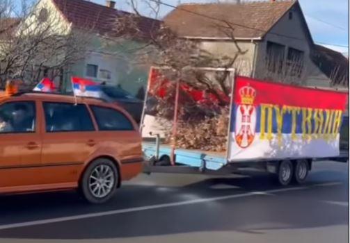 OVAKO SE DANAS U SRBIJI IŠLO PO BADNJAK! Uz pesmu, trubače i trobojke! Ljudi izvirivali iz kuća i izlazili na ulice da vide momke u koloni (foto, video)