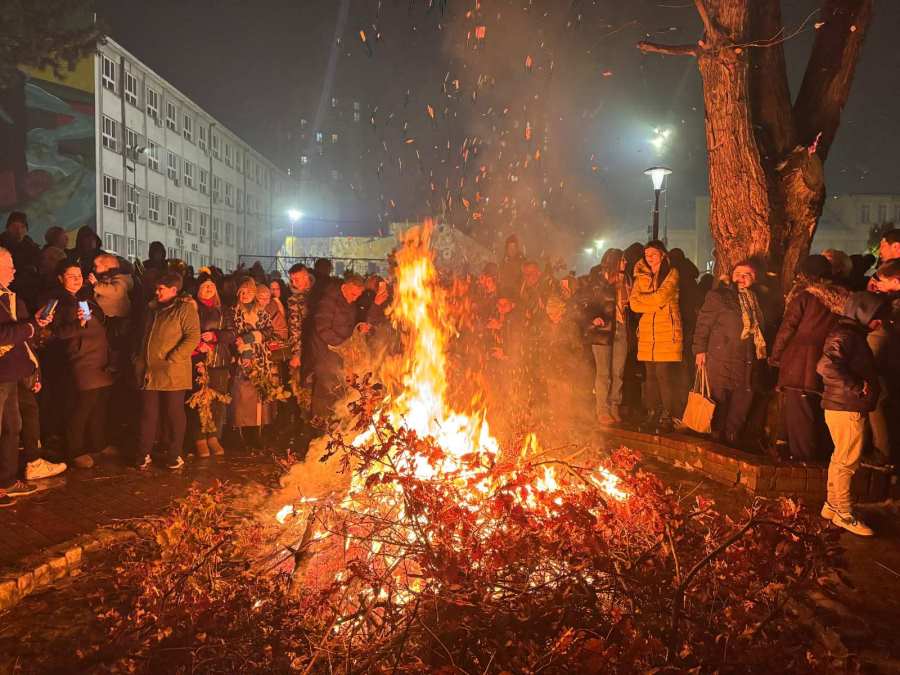 UZ TRUBAČE I KOLO PALILI BADNJAK: Ovako je obeleženo Badnje veče u Užicu (FOTO)