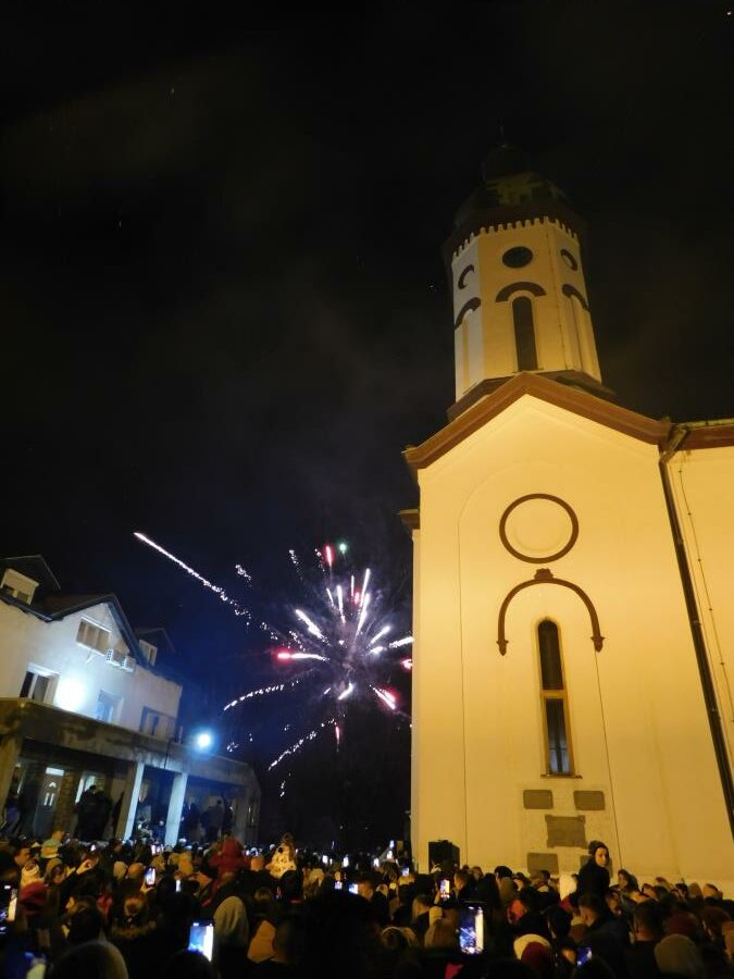 UZ VELIKI VATROMET UPALJEN BADNJAK: Badnje veče kod Pokrovske crkve u Loznici (FOTO)