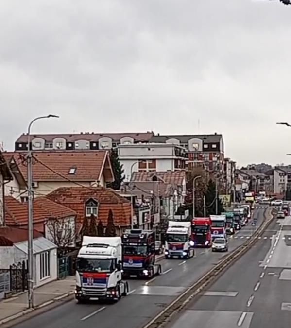 BOŽIĆNA VOŽNJA U KRAGUJEVCU: Kamiondžije okitile kamione badnjacima i zastavama pa protutnjale gradom (foto)