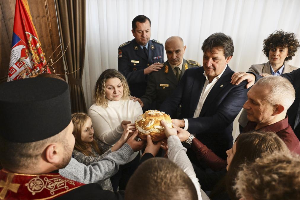 NESVAKIDAŠNJI BOŽIĆ PETROVIĆA, MINISTAR IH POZVAO NA RUČAK! Gašić ugostio sedmočlanu porodicu pripadnika Vojske Srbije (foto)