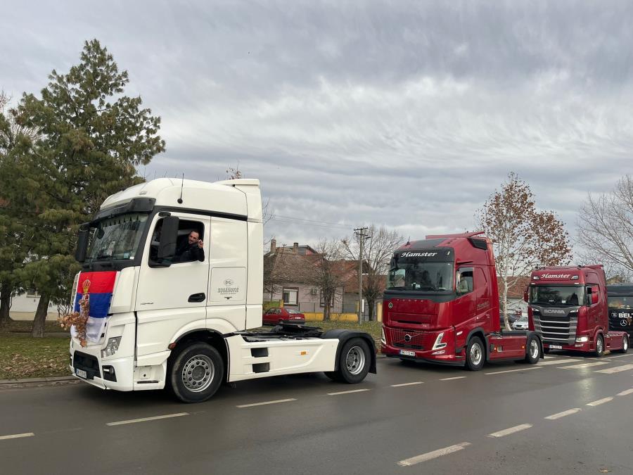 ZAGRMEO SREMSKI OKRUG! Kolona kamiona okićenih zastavama i badnjacima uz trubljenje prošla kroz Laćarak i Sremsku Mitrovicu (FOTO)