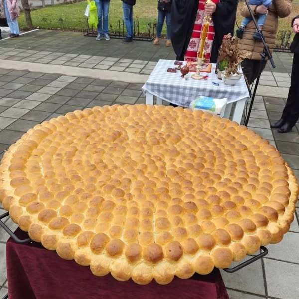 ORGANIZOVANO LOMLJENJE BOŽIĆNE ČESNICE: Tradicionalna manifestacija u Trsteniku u čast najvećeg hrišćanskog praznika (FOTO)