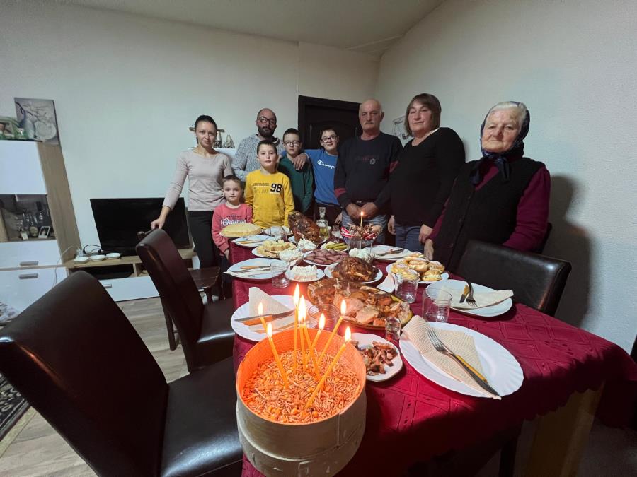 POD JEDNIM KROVOM 3 SLOŽNE GENERACIJE: Vasovići iz sela Skakavci kod Kosjerića po starim običajima proslavili Božić (FOTO)