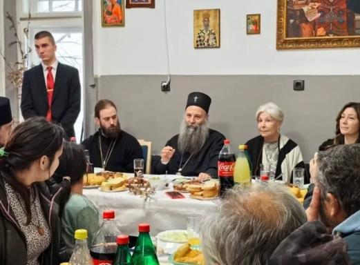 Patrijarh Porfirije blagoslovio Božićnu trpezu i ručao zajedno s beskućnicima: Koliko možemo mi ćemo se truditi uvek da ispunimo ono što Bog od nas traži (FOTO)