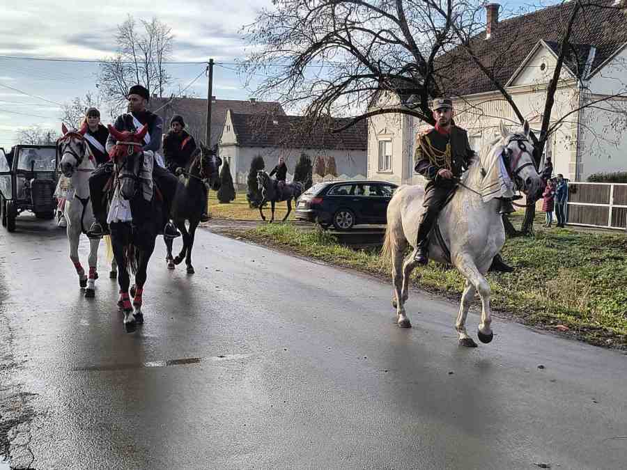 „TERANJE BOŽIĆA“ U MARTINCIMA: Tradicija koja se poštuje i danas, vijanje Božića okuplja konjanike iz svih delova Srema