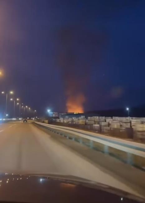 VELIKI POŽAR „PROGUTAO“ HALU Drama između Batočine i Kragujevca: Buktinja vidljiva sa velike daljine! (FOTO, VIDEO)