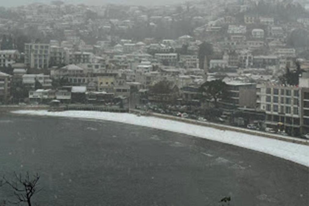 VETAR OBORIO DALEKOVOD, TRI GRADA BEZ STRUJE! Opšta havarija u Crnoj Gori – sneg prekrio plaže i ulice, upućen HITAN apel stanovništvu! (FOTO)