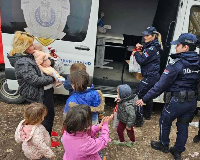 Pune ruke poklona za dečicu! Niški odred Žandarmerije darovao novogodišnje paketiće bolesnoj deci, a niška policija obradovala 9-članu porodicu u Malči (foto)