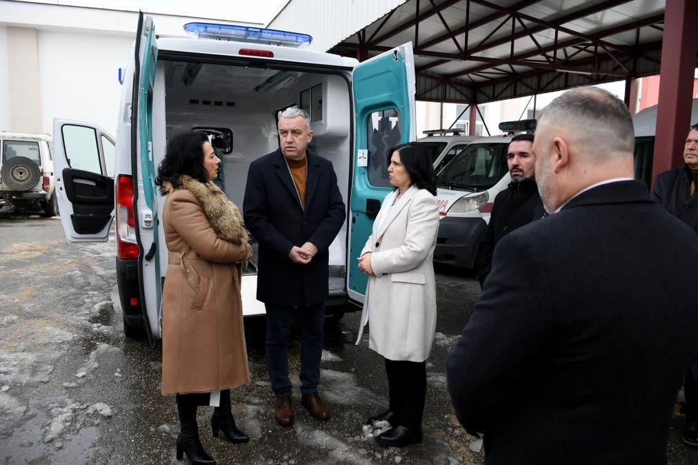 ELEK SA SARADNICIMA POSETIO GRAČANICU: Novo ambulantno vozilo za Hitnu pomoć u Lapljem selu