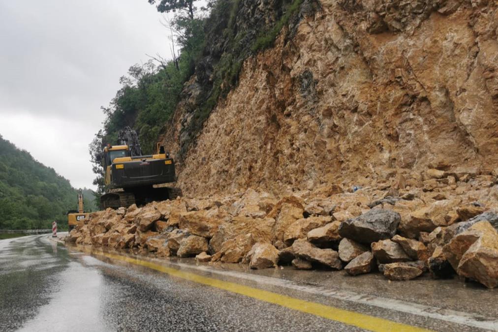 NAKON NEKOLIKO DANA PONOVO PROHODAN PUT BIJELO POLJE – BERANE: Uklonjena ogromna količina kamenja i stena