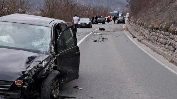 TEŽAK SUDAR 2 VOZILA U OVČARSKO-KABLARSKOJ KLISURI: „Na jednom ispali točkovi od siline udara, delovi rasuti po putu“ (FOTO)