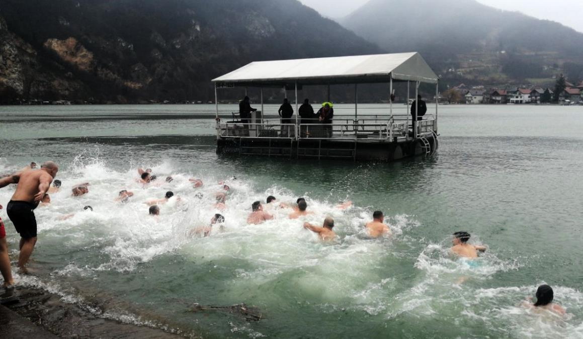 OSAMNAESTO PLIVANJE ZA ČASNI KRST: Na Zvorničkom jezeru kod HE ‘’Zvornik’’, evo kako će sve izgledati (FOTO)