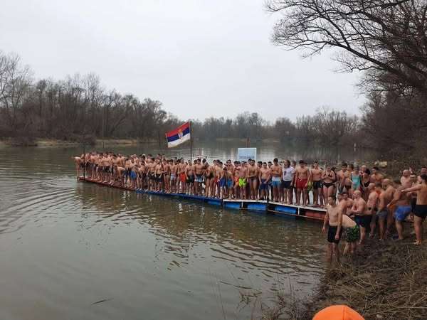 PLIVANJE ZA ČASNI BOGOJAVLJENSKI KRST: U Trsteniku i Rasinskom okrugu održana tradicionalna verska i sportska manifestacija (FOTO)