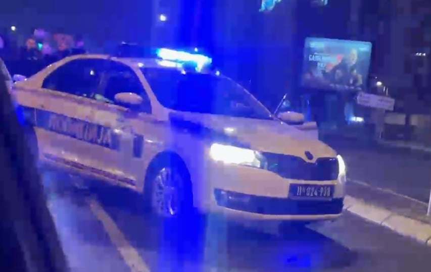 POLICIJA SA ROTACIJAMA OPKOLILA TAKSI NA AUTOKOMANDI, USLEDILA DRAMA! Uhapšena dvojica muškaraca (VIDEO)