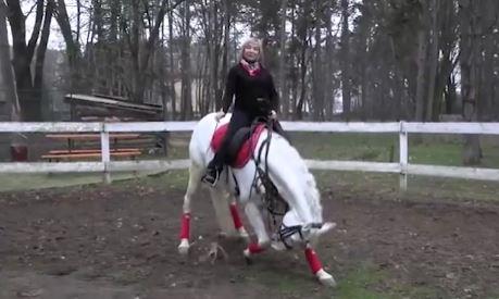 RUSKINJA VLADA DOŠLA U SRBIJU ZBOG SVOG PERICE! I u Klenak kod Šapca dovela čitav cirkus, doslovno! (foto)