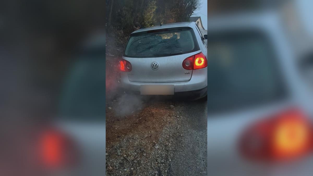 MAJKA S BEBOM SLETELA S PUTA, 3 SATA BILA ZAGLAVLJENA U KANALU: Led uzrokovao haos na putevima u ovom delu Srbije, dogodilo se nekoliko nesreća (FOTO)