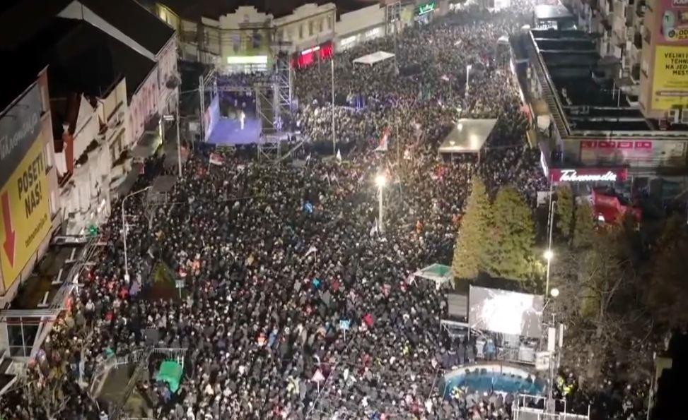 NA SKUPU U JAGODINI 50.000 LJUDI I JOŠ PRISTIŽU! Reke ljudi se sliva ka trgu, na ulazu u grad kolona 3 kilometra! (VIDEO)