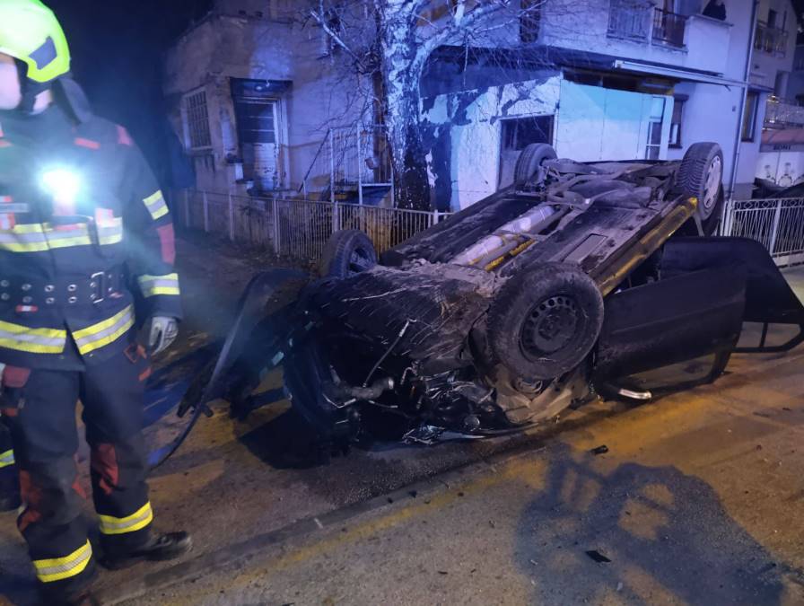 SCENA UŽASA U BANJALUCI: Teška saobraćajka, vozilo završilo na krovu! (FOTO)