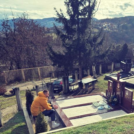 „Nisi danas pored nas…“: Janjuš na Božić posetio grob svog brata, objavio emotivnu fotografiju i poruku