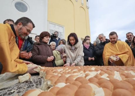 Tradicija ispoštovana i u Užicu: Malena Una prva izvukla dukat iz Božićne česnice!